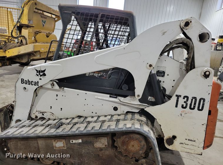 image for item LC9791 2004 Bobcat T300 tracked skid steer loader