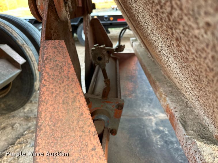 image for item LK9772 1985 Clement  bottom dump trailer