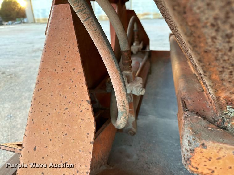 image for item LK9772 1985 Clement  bottom dump trailer