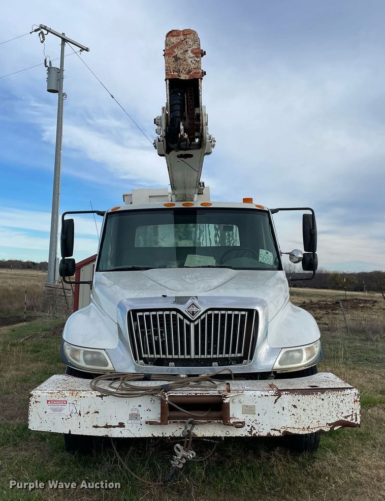 image for item LV9218 2006 International 4300 bucket truck