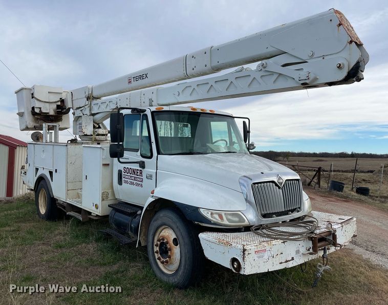 image for item LV9218 2006 International 4300 bucket truck