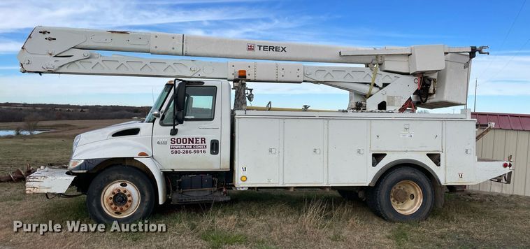 image for item LV9218 2006 International 4300 bucket truck