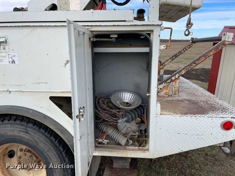 image for item LV9218 2006 International 4300 bucket truck