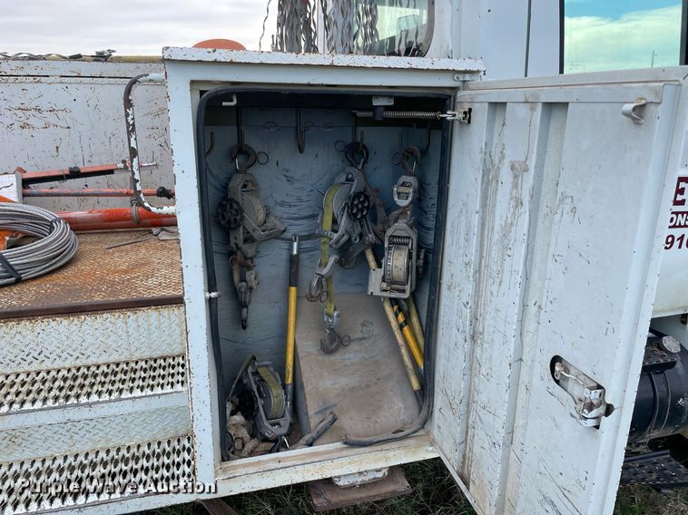 image for item LV9218 2006 International 4300 bucket truck