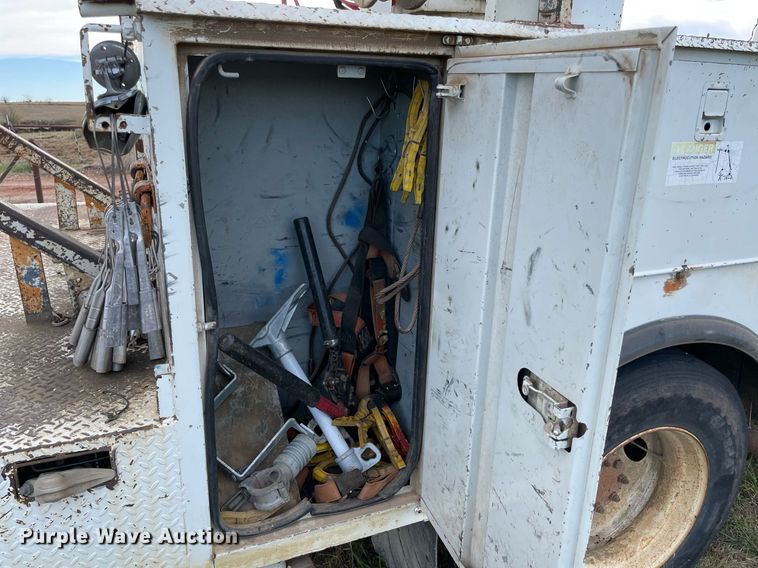 image for item LV9218 2006 International 4300 bucket truck