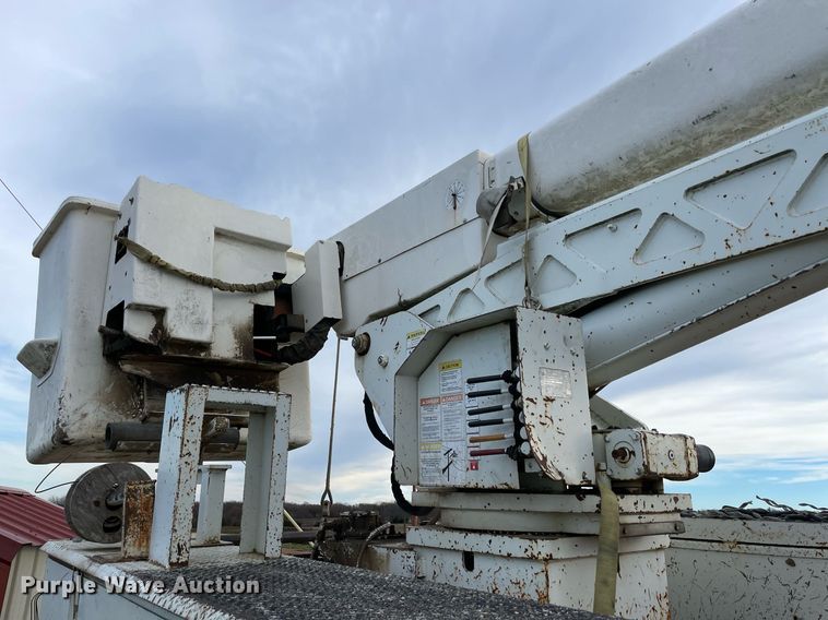 image for item LV9218 2006 International 4300 bucket truck