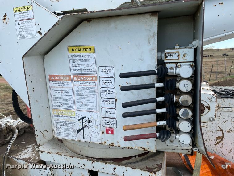 image for item LV9218 2006 International 4300 bucket truck