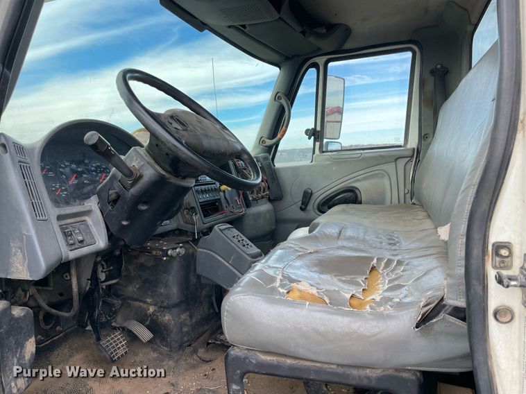 image for item LV9218 2006 International 4300 bucket truck