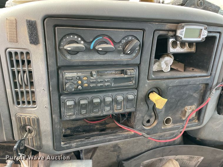 image for item LV9218 2006 International 4300 bucket truck