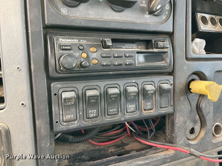 image for item LV9218 2006 International 4300 bucket truck