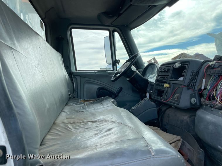 image for item LV9218 2006 International 4300 bucket truck