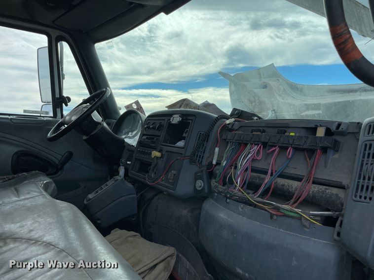 image for item LV9218 2006 International 4300 bucket truck