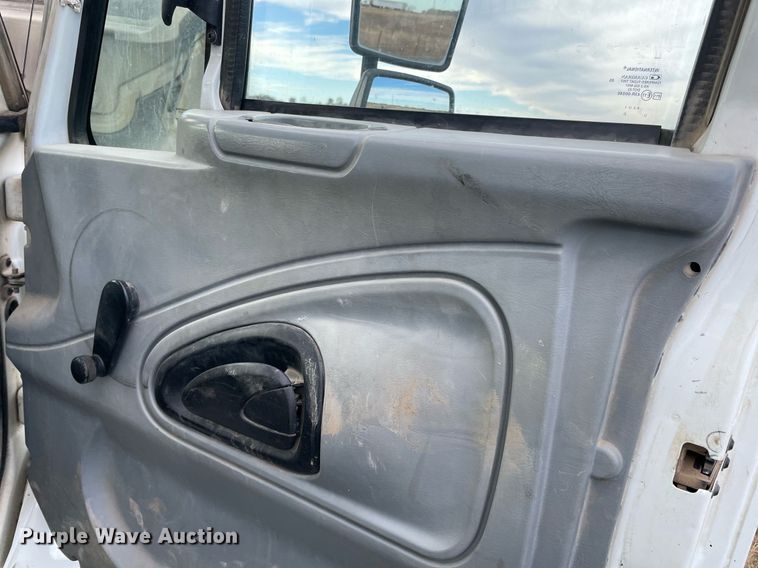 image for item LV9218 2006 International 4300 bucket truck