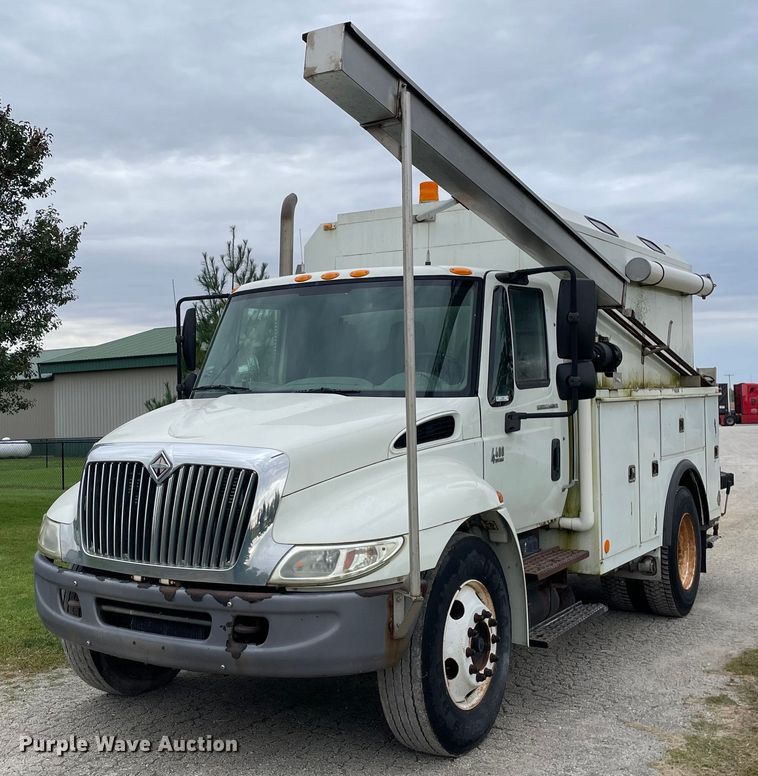 image for item LV9947 2007 International 4400  utility / service truck