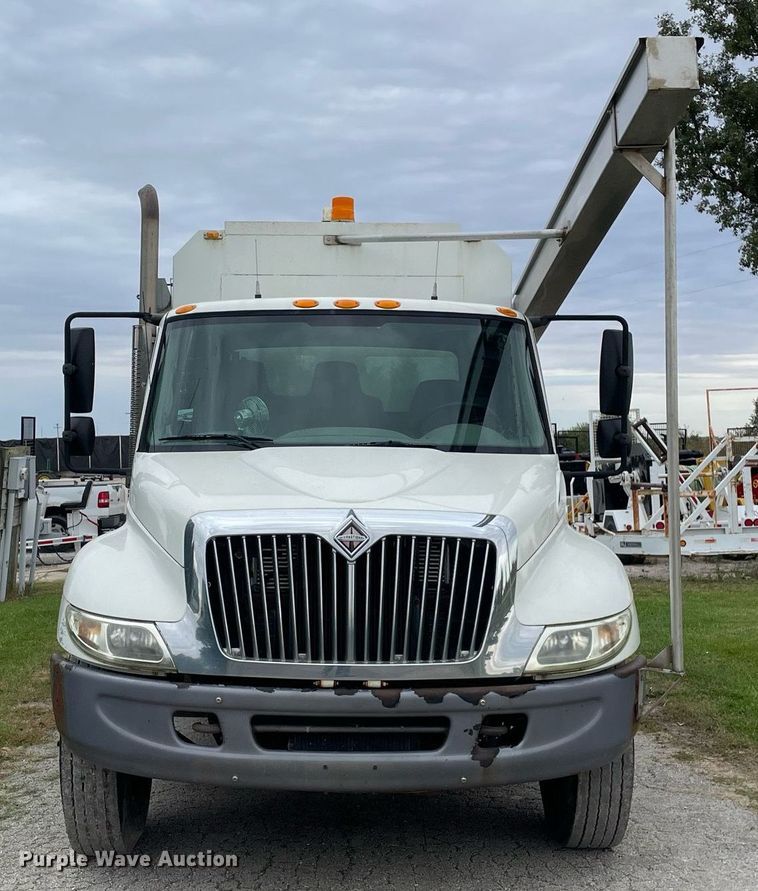 image for item LV9947 2007 International 4400  utility / service truck