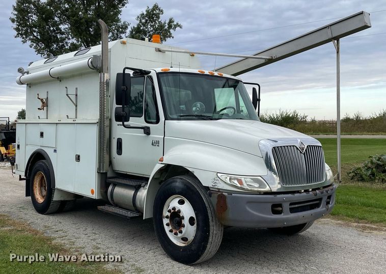 image for item LV9947 2007 International 4400  utility / service truck