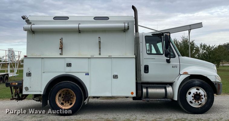 image for item LV9947 2007 International 4400  utility / service truck