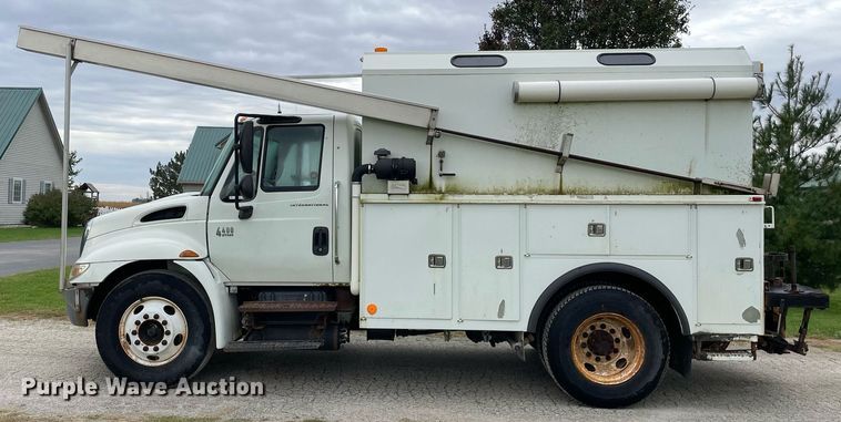 image for item LV9947 2007 International 4400  utility / service truck