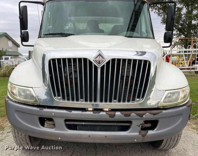 image for item LV9947 2007 International 4400  utility / service truck