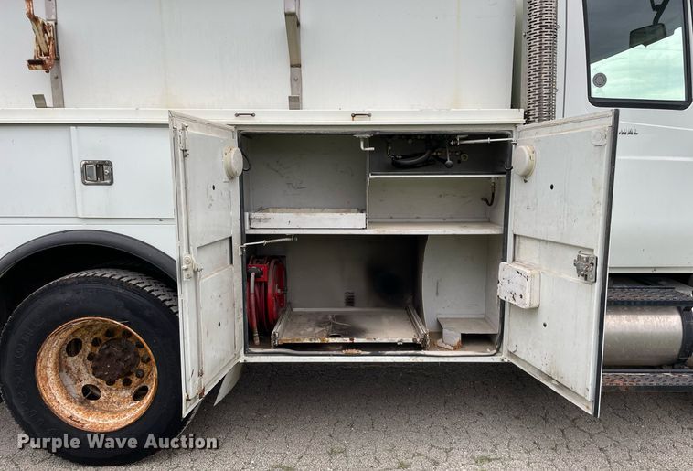 image for item LV9947 2007 International 4400  utility / service truck