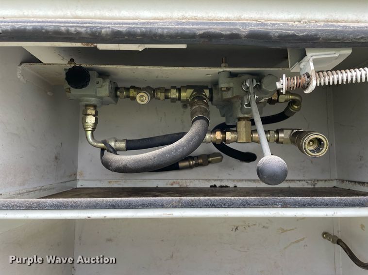 image for item LV9947 2007 International 4400  utility / service truck