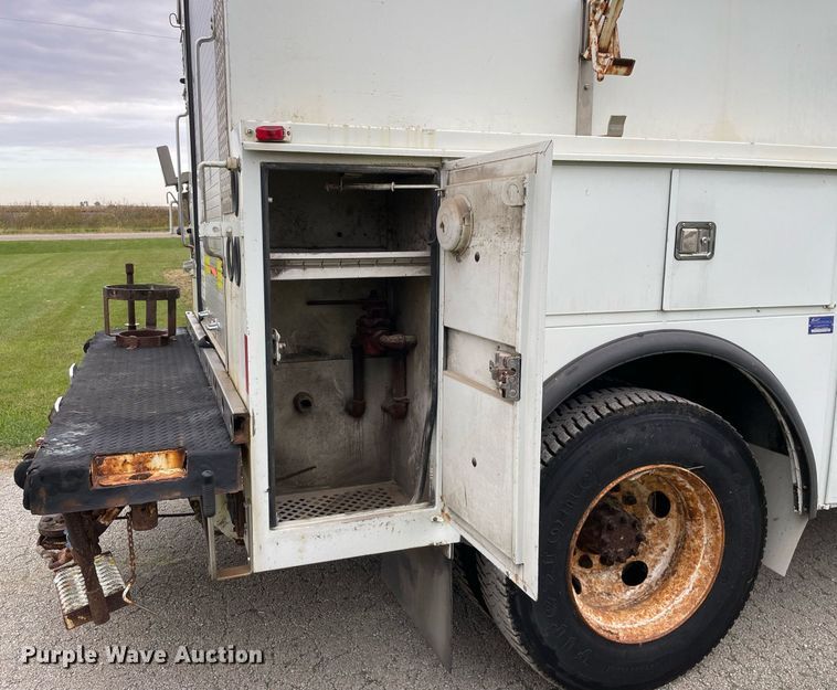 image for item LV9947 2007 International 4400  utility / service truck