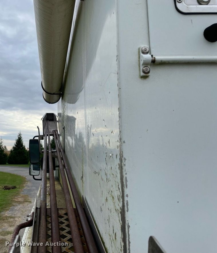 image for item LV9947 2007 International 4400  utility / service truck