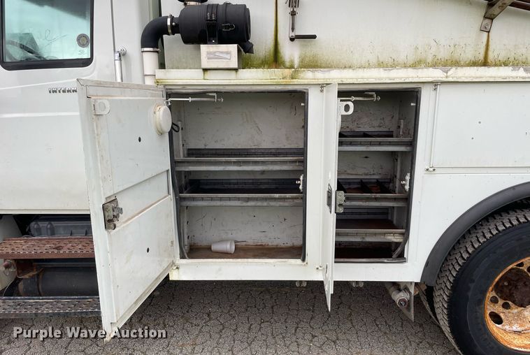 image for item LV9947 2007 International 4400  utility / service truck