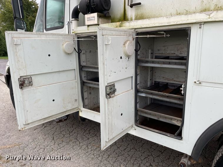 image for item LV9947 2007 International 4400  utility / service truck