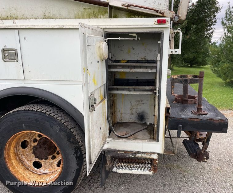 image for item LV9947 2007 International 4400  utility / service truck