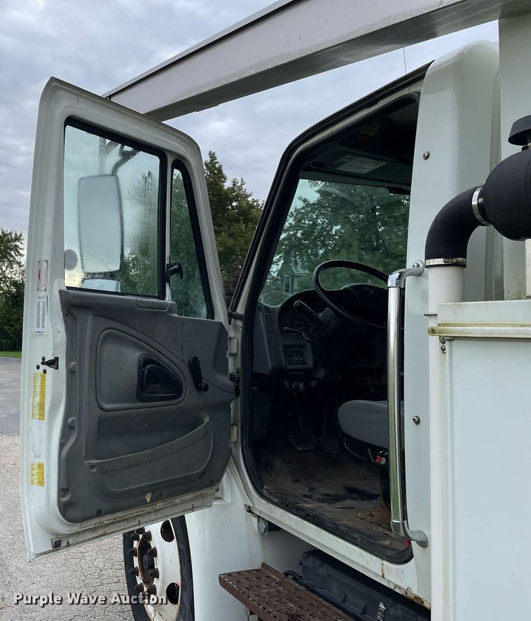 image for item LV9947 2007 International 4400  utility / service truck