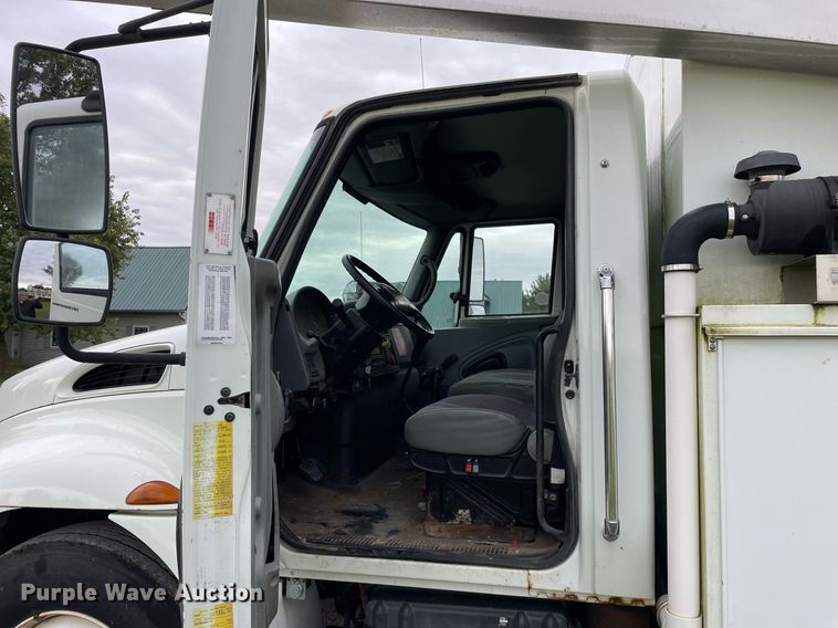 image for item LV9947 2007 International 4400  utility / service truck