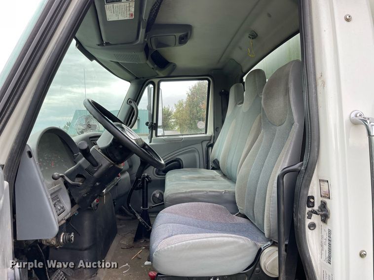 image for item LV9947 2007 International 4400  utility / service truck