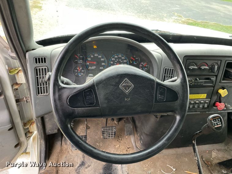 image for item LV9947 2007 International 4400  utility / service truck