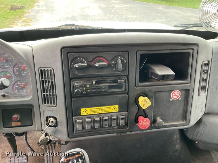 image for item LV9947 2007 International 4400  utility / service truck