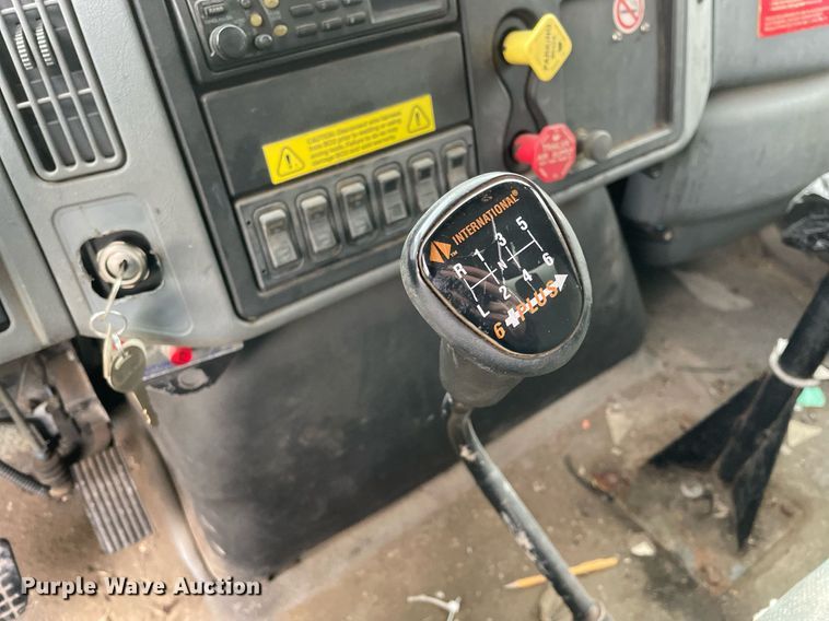 image for item LV9947 2007 International 4400  utility / service truck