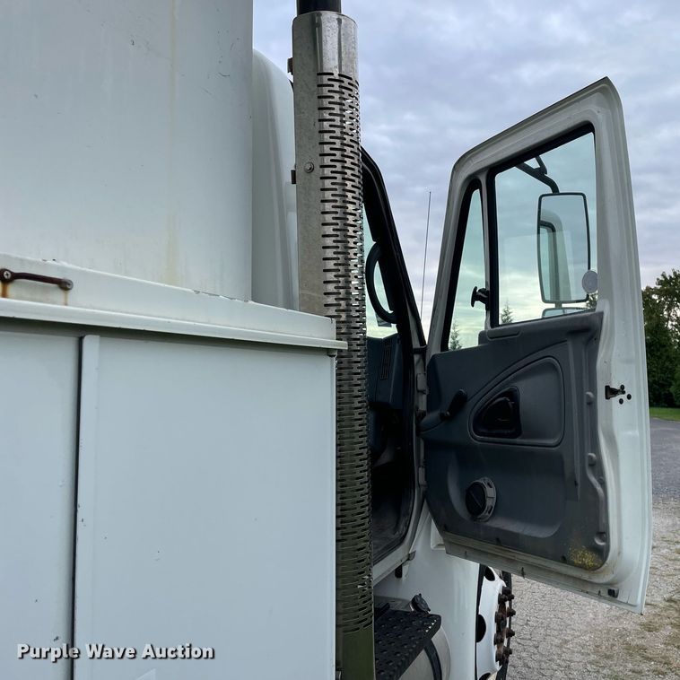 image for item LV9947 2007 International 4400  utility / service truck