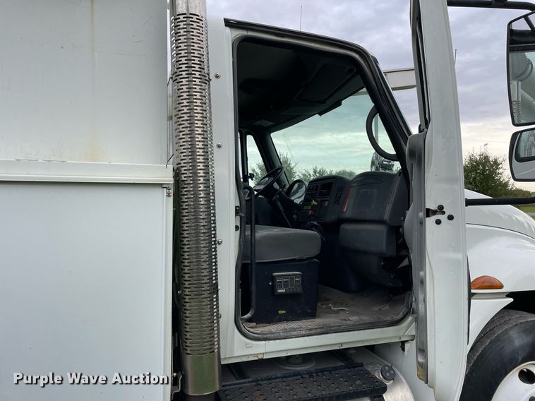 image for item LV9947 2007 International 4400  utility / service truck