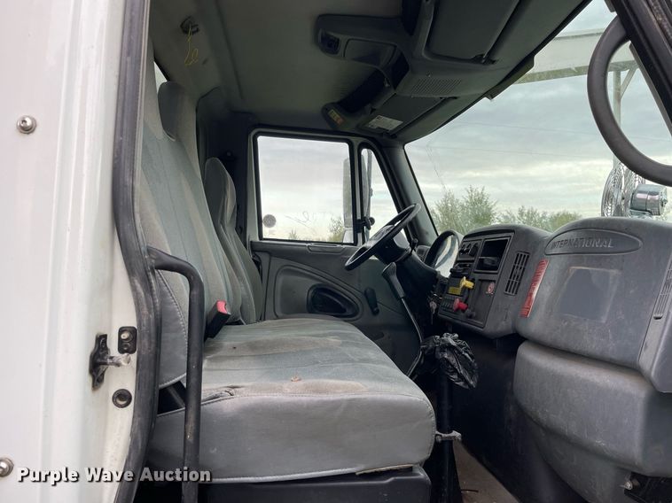 image for item LV9947 2007 International 4400  utility / service truck