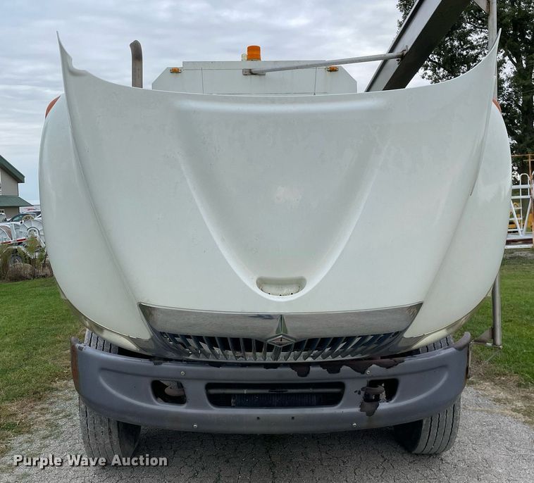 image for item LV9947 2007 International 4400  utility / service truck