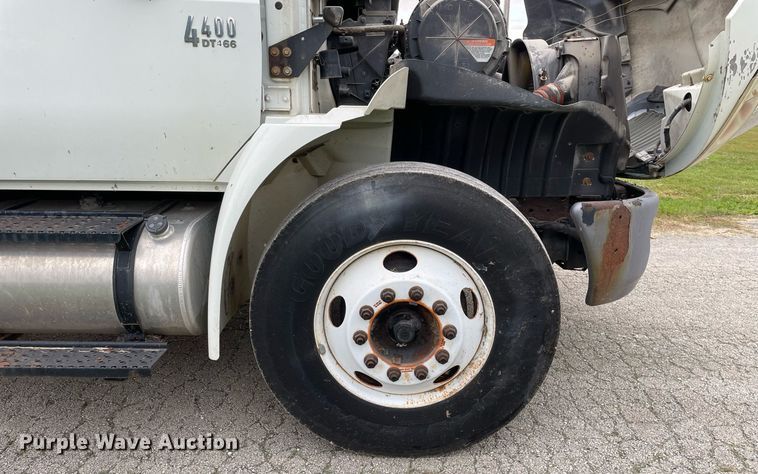 image for item LV9947 2007 International 4400  utility / service truck