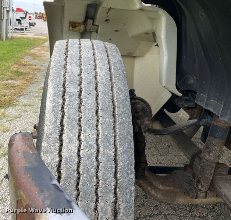 image for item LV9947 2007 International 4400  utility / service truck