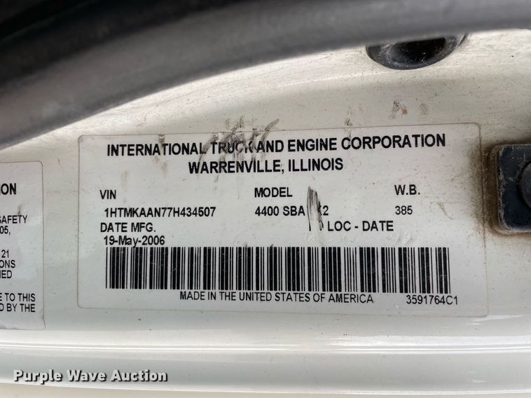 image for item LV9947 2007 International 4400  utility / service truck