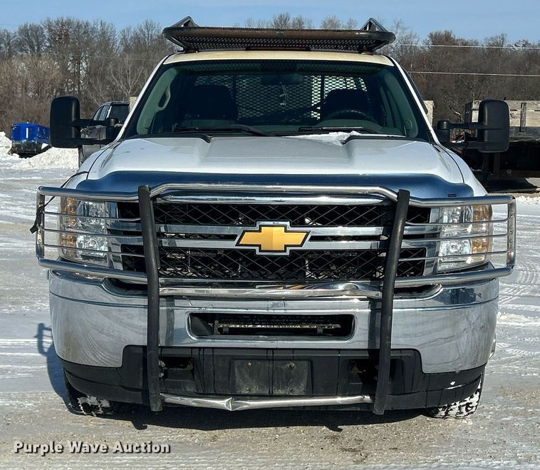 image for item MO9144 2012 Chevrolet Silverado 3500HD  Ext. Cab flatbed pickup truck