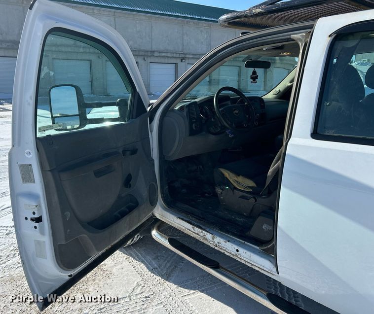 image for item MO9144 2012 Chevrolet Silverado 3500HD  Ext. Cab flatbed pickup truck