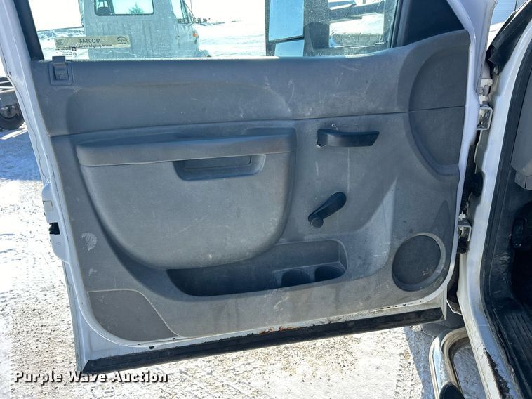 image for item MO9144 2012 Chevrolet Silverado 3500HD  Ext. Cab flatbed pickup truck