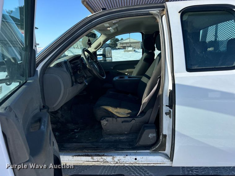 image for item MO9144 2012 Chevrolet Silverado 3500HD  Ext. Cab flatbed pickup truck