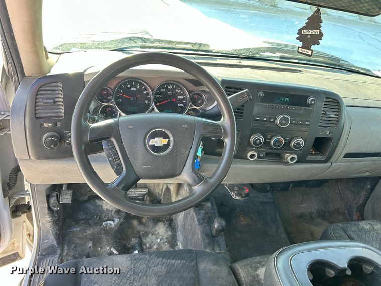 image for item MO9144 2012 Chevrolet Silverado 3500HD  Ext. Cab flatbed pickup truck