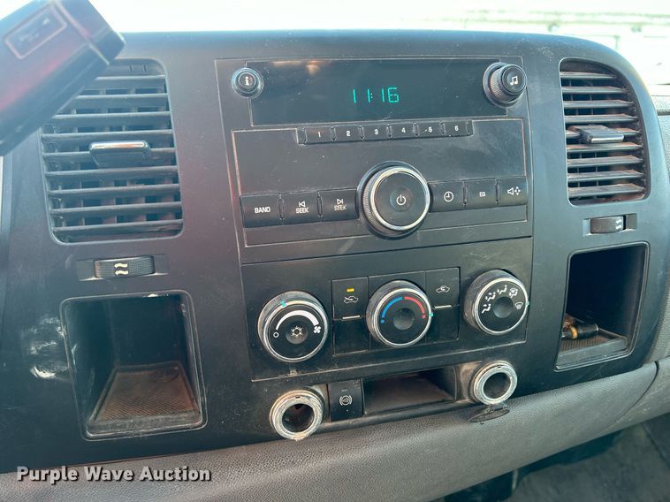 image for item MO9144 2012 Chevrolet Silverado 3500HD  Ext. Cab flatbed pickup truck