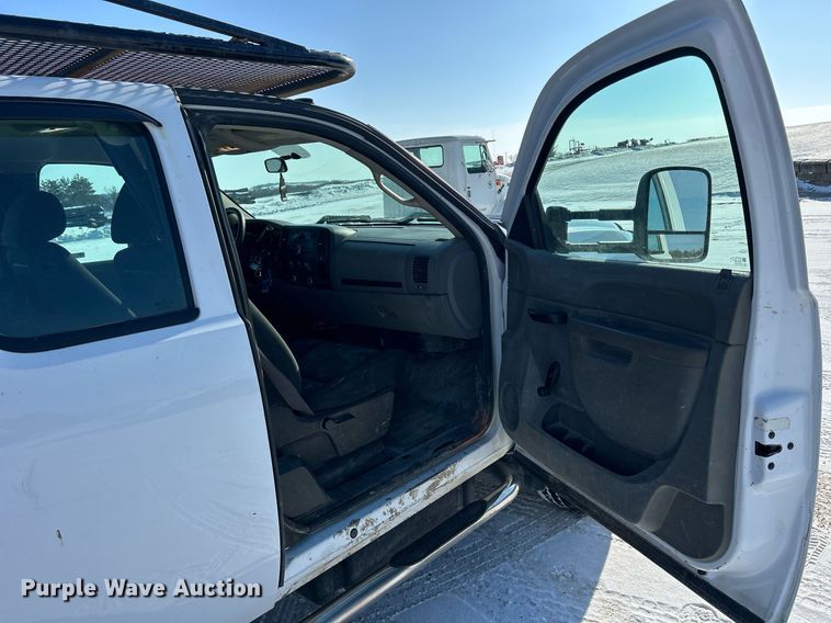 image for item MO9144 2012 Chevrolet Silverado 3500HD  Ext. Cab flatbed pickup truck